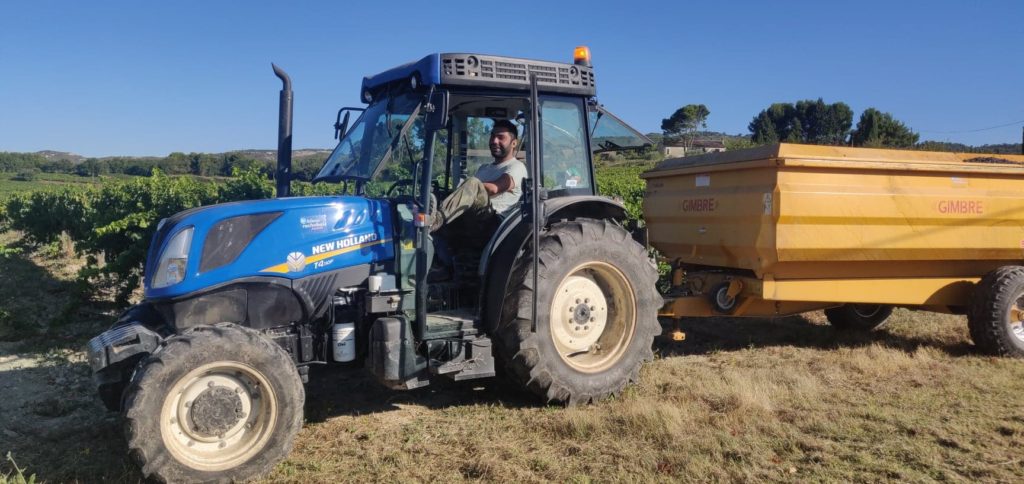 travail-vigneron-tracteur-vignes-producteur-vins-provence-vin-aix-vignoble-hve-wine-winemaker-south-france