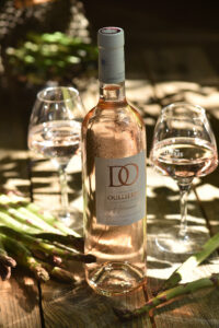 Verres de vin de Provence prêts pour une dégustation conviviale