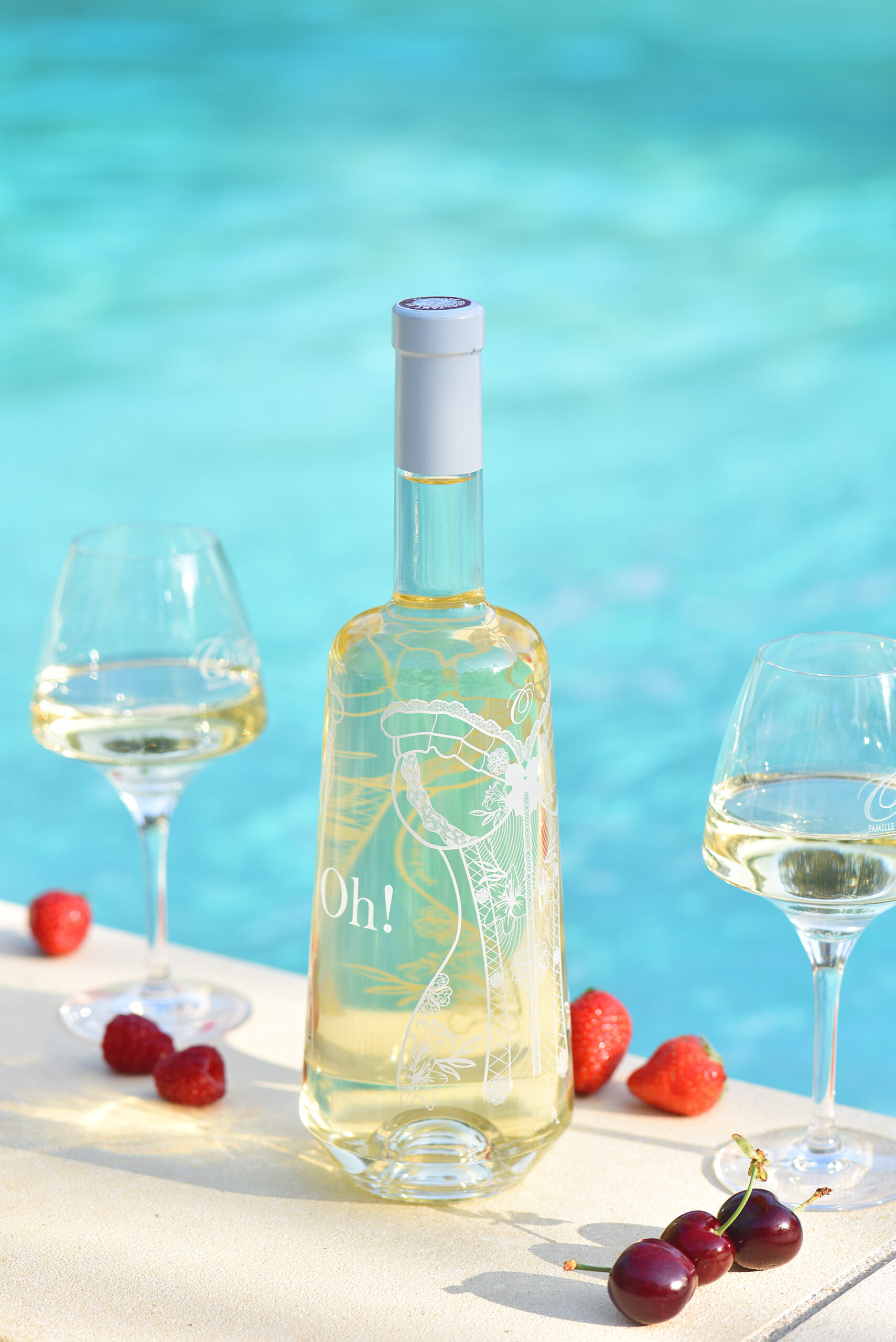 bouteille_vin_blanc_coteaux_aix_provence_piscine_corset_verres_fruis_rouges