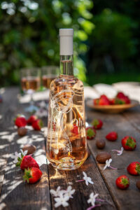 Dégustation de vin de Provence au domaine, verre de rosé à la lumière naturelle