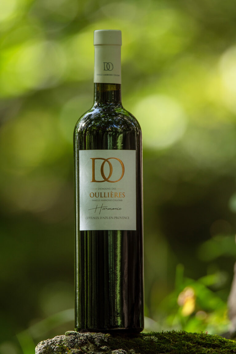 Absolu Rouge 2022 : vin rouge Coteaux d’Aix-en-Provence du Domaine des Oullières équilibré et gourmand. Notes de griotte, réglisse et épices.